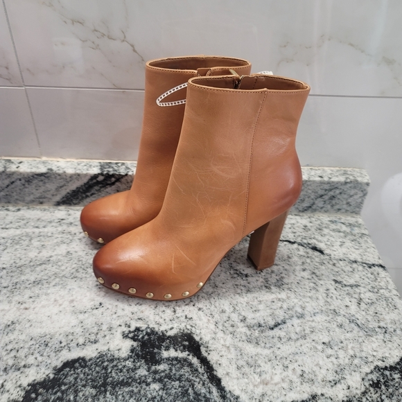 COPY - VINCE CAMUTO NEVVINA BOOTIE - Picture 2 of 7